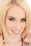 Denise Sky e Katrin Wolf leccano le labbra