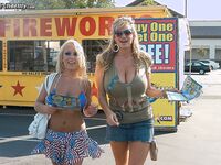 Jessica Moore a Kelly Madison mají trojku