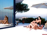 Lucy Belle e Black Angelika buttarlo su