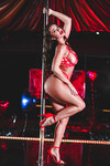 Abigail Mac e Nicolette Cazzo di Shea nel bar