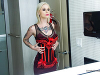 Kleio Valentien - potetovaná blondýnka