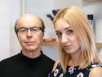 Sofi Otis knuller en eldre mann