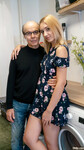 Sofi Otis knuller en eldre mann