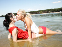 Sara F e Timea Bella leccare sulla spiaggia