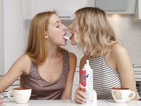 Eva Elfie e Elizabeth Evans lambem-se