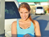 Daisy Dalton con una polla falsa