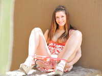 Teddi Rae tries a big dildo