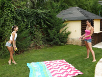 Dolly Diore e Gina Gerson si coccolano