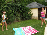 Dolly Diore e Gina Gerson si coccolano