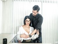 A rata da Amanda Rabbit é lambida e fodida na mesa