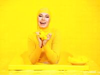 Tetovált szőke Mimi Cica szopik lenyomul, aztán mélyen megbaszva élvezi