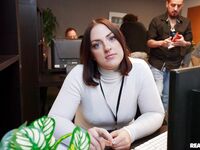 Lucy Lotus léčí černocha s vousy ve třídě