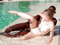 Mimi kat sutter den liderlige sorte fyr ved poolen