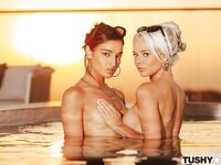 Elsa Jean, Emily Willis - Lesbiche lecca