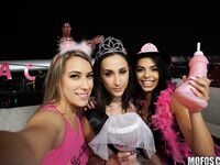 Ashley Adams e Gina Valentina transando juntos