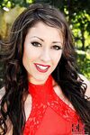 Eva Notty poserer af en bil