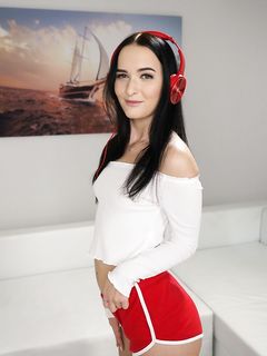 Viol, Sasha Sparrow - lesbiana vieja y adolescente