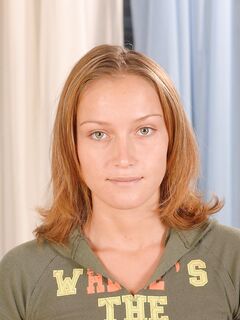 Kathia Nobili a skleněné dildo