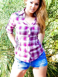 Cindy. Espero que a menina sexy na camisa xadrez