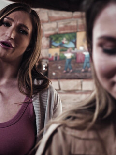 Paige Owens in Skylar Snow lezbična scena