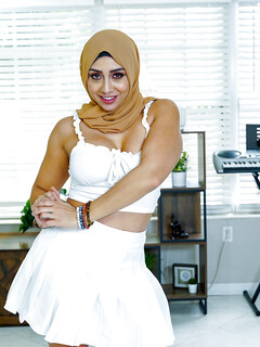 Lush Arabska mama seksa skozi luknjo v spodnjem perilu