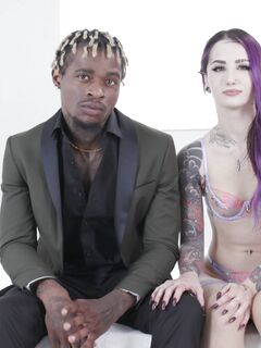 El ninfómana de 19 años Valerica Steele disfruta la polla de su amante negro en todos los sentidos