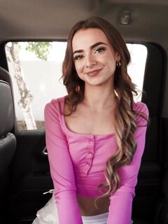 Nikki Nicole je štíhlé dospívající tělo v a z auta dostane tvrdý sex
