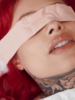 Tattored red mamina Xwife Karen gets the worthy fuck během masáže