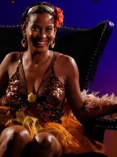 La belleza morena consigue su polla con tetas naturales de un hombre