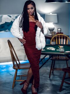 Kira noir in Jane Wilde divja lezbična muca, ki liže na kavču