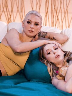 Kenzie taylor y lily larimar disfrutan lamiéndose el coño afeitado del otro