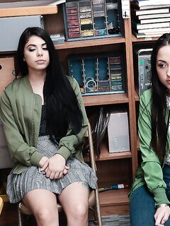 Gina Valentina y Mi Ha Doan chupando polla juntos