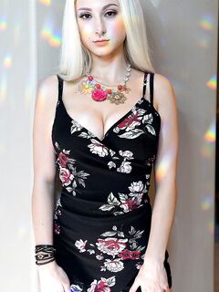Skylar Vox - teenager s velkým poprsím