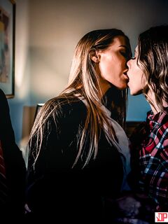 Anya Olsen y Nicole Aniston tienen un trío